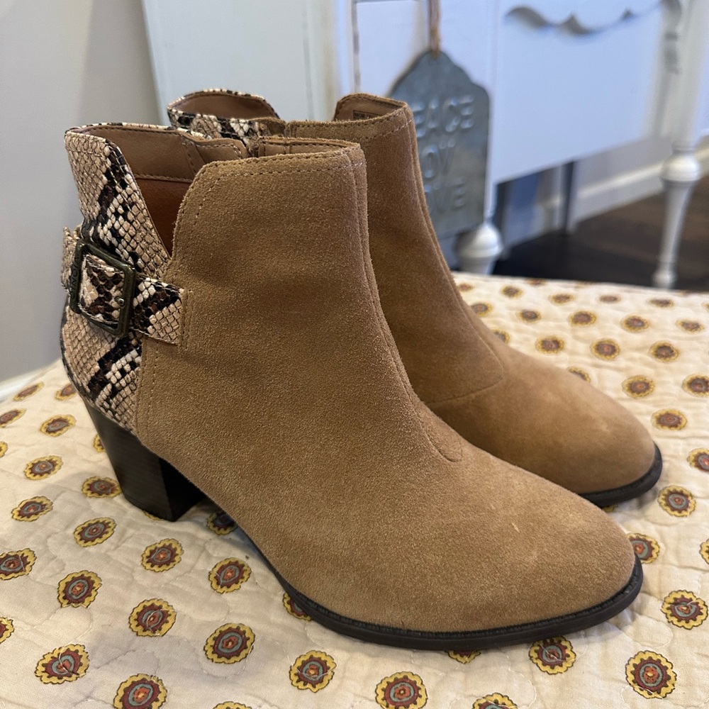 Vionic Naomi Tan Suede Snake Print Water Resistant Ankle Boot Size 8